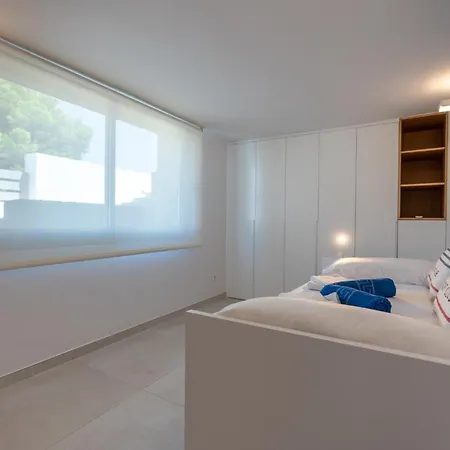 M4R 1 Villa Laura Front Line Beach House *